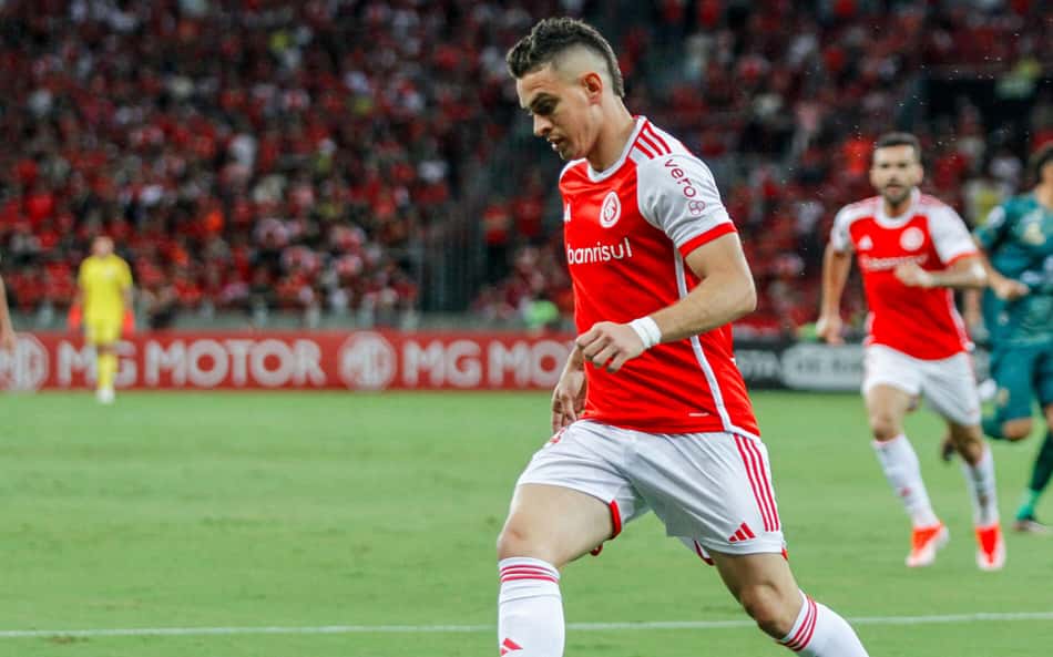 Web detona Borré após pênalti perdido em Palmeiras x Internacional: 'Muito ruim'