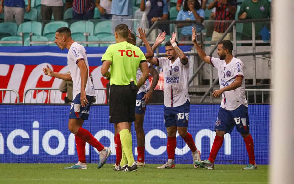 Em jogo marcado por forte chuva, Bahia vence Fluminense de virada, pelo Brasileirão