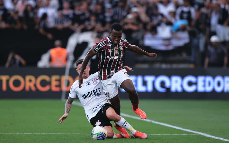 Narrador rasga o verbo sobre derrota do Fluminense: 'O time campeão da Libertadores desmanchou'