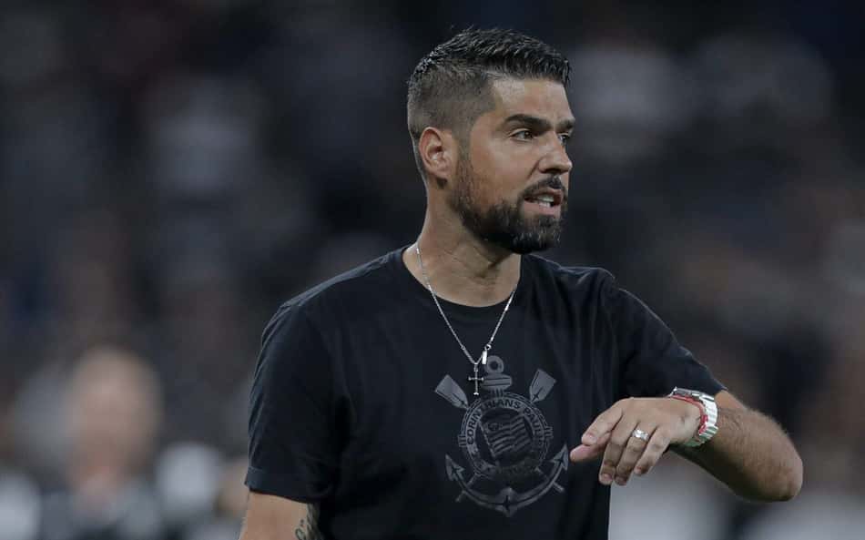Mesmo amado pelo elenco, António Oliveira corre risco de demissão no Corinthians