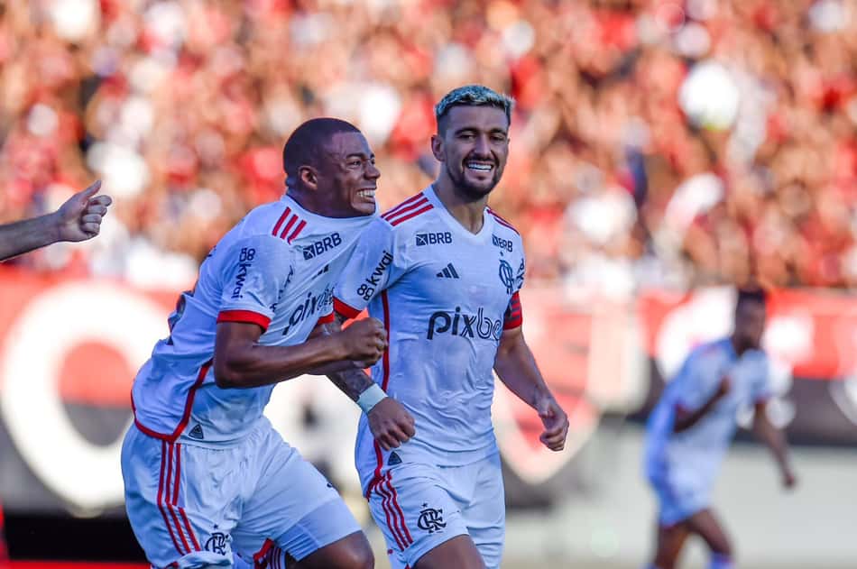 Atlético-GO x Flamengo - De La Cruz e Arrascaeta