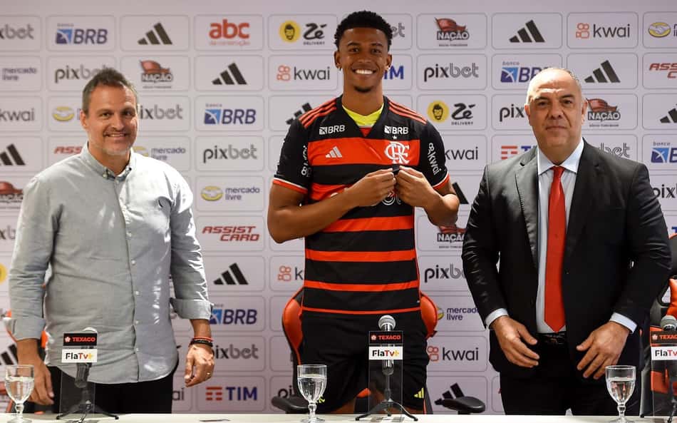 Apresentado pelo Flamengo, Carlinhos alcança o topo da carreira: 'Realizando um sonho'