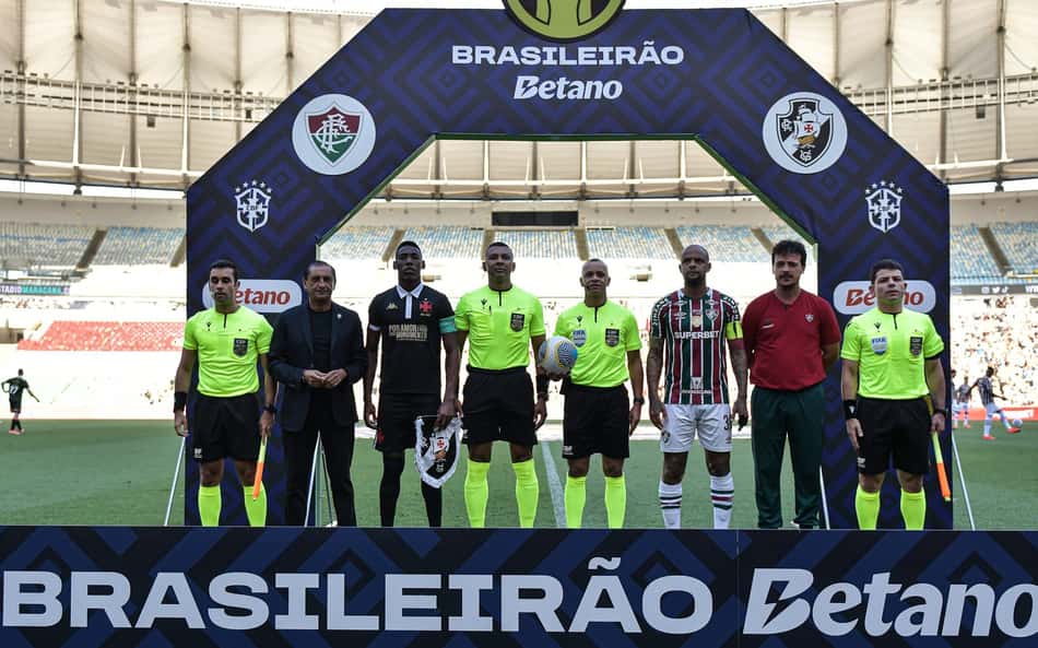 Torcedores do Vasco criticam dupla de zaga em gol do Fluminense: 'Marcação via bluetooth'