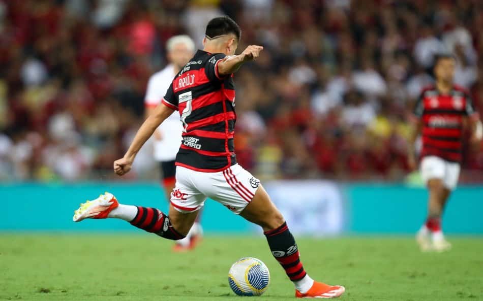 Torcedores do Flamengo exaltam Luiz Araújo após golaço e comparam com ídolo do clube: 'Gênio'