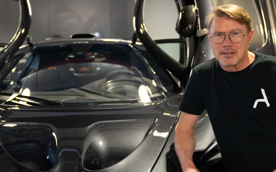 Bicampeão da F1 leiloa McLaren P1 e inclui aulas de condução