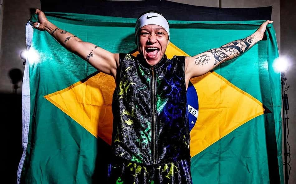 Bia Ferreira nocauteia argentina e vira campeã mundial de boxe