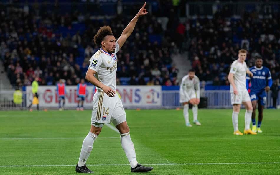 Lyon traça planos para futuro de Adryelson, ex-Botafogo
