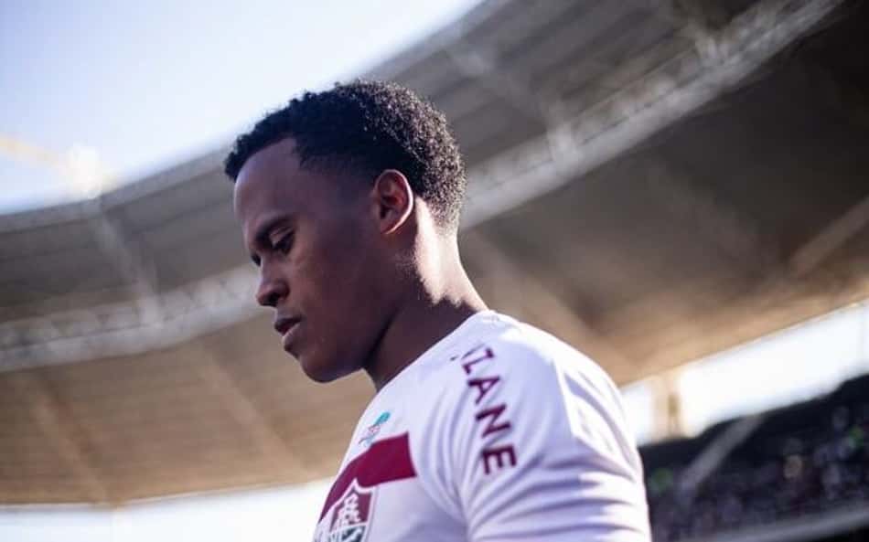 PC Oliveira discorda de decisão de árbitro ao anular gol de Arias em empate do Fluminense