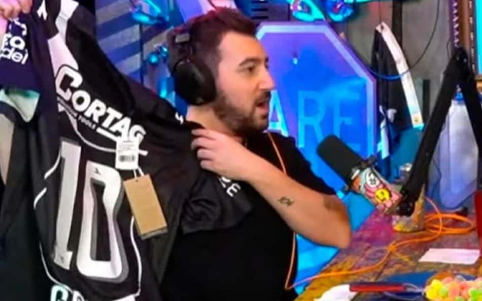 Virou realidade! Ator de 'Todo Mundo Odeia o Chris' recebe camisa da Ponte Preta