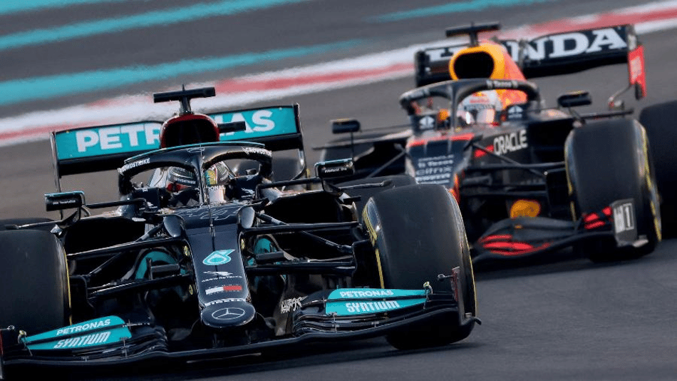 Lewis Hamilton e Max Verstappen em disputa na F1 2021 (Foto: Giuseppe CACACE / AFP) 