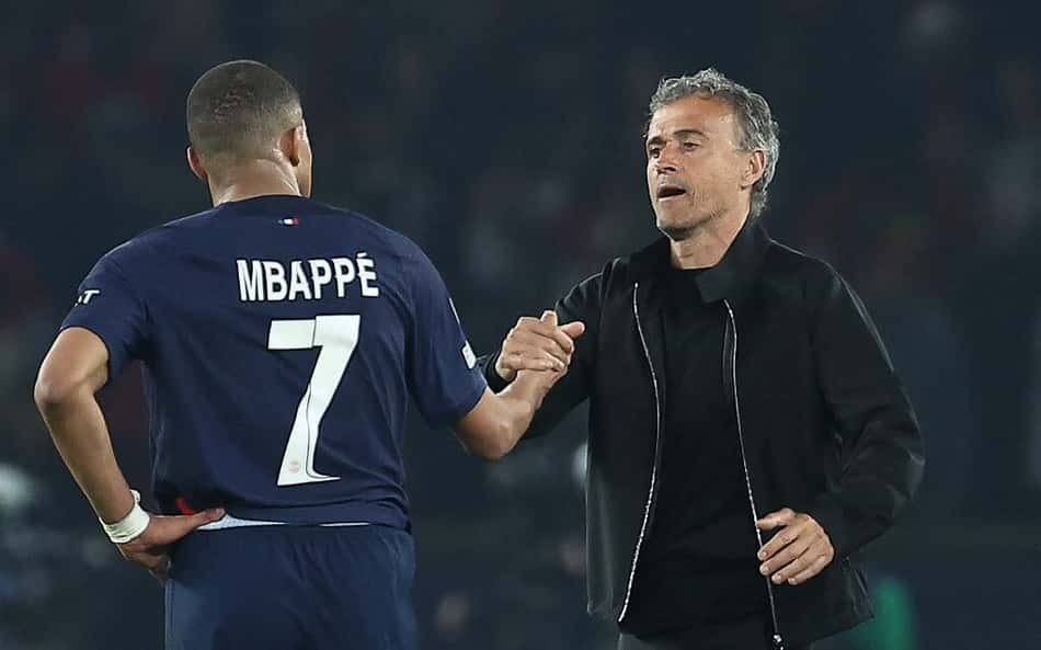Técnico do PSG, Luis Enrique dispara contra a eliminação na Champions League: 'Futebol é injusto'