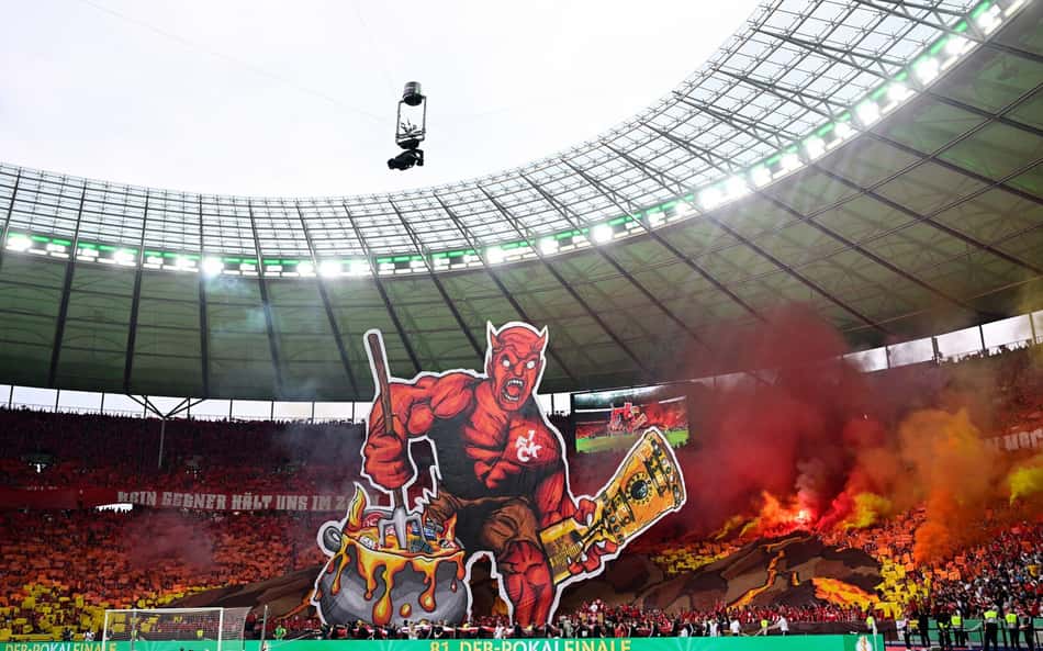 Torcida do Kaiserslautern faz mosaico impressionante antes da final da DFB Pokal; veja vídeo