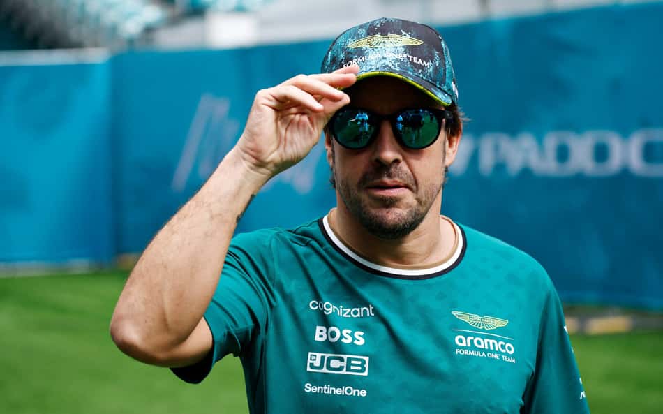 Fernando Alonso acusa FIA de xenofobia em aplicação de punições na F1: 'Nacionalidade importa'