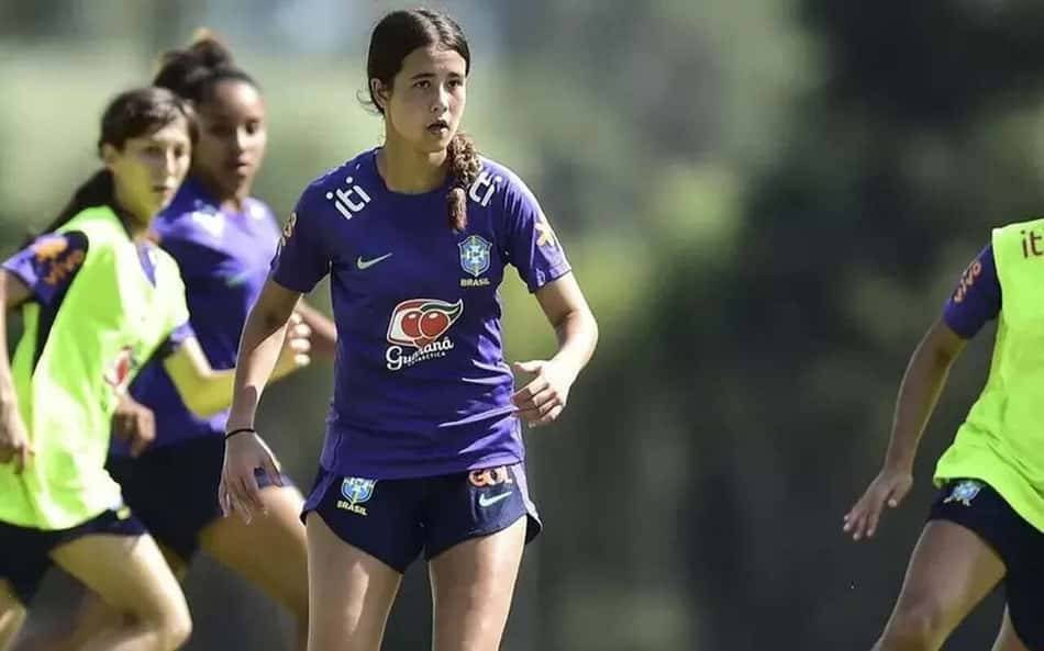 Filha de pai brasileiro é disputada por três seleções e projeta carreira internacional