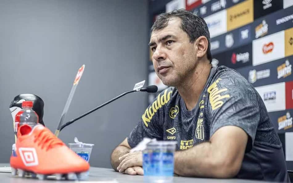 Carille se esquiva de interesse do Vasco e explica motivos para permanecer no Santos