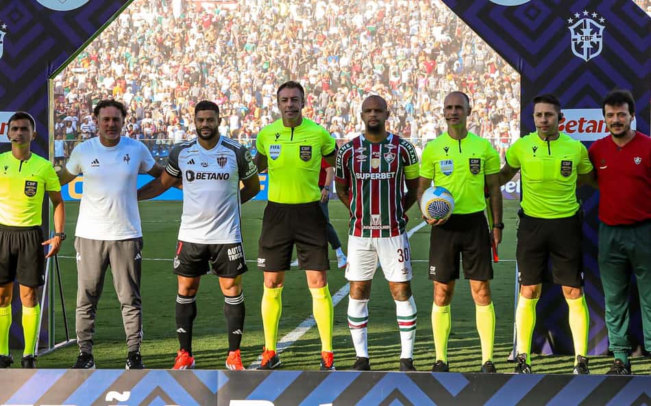 Torcedores do Fluminense detonam arbitragem de Raphael Claus contra o Atlético-MG: 'Tem que ser banido'