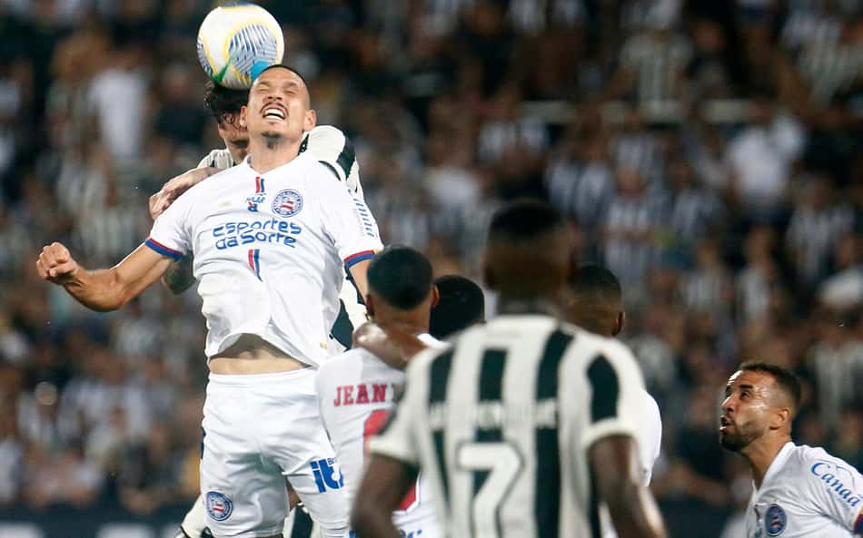 Com gol polêmico anulado pelo VAR, Botafogo é derrotado pelo Bahia e perde a liderança do Brasileirão