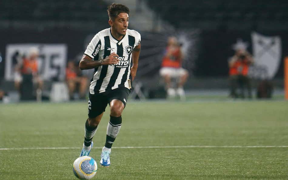 Torcedores do Botafogo detonam arbitragem e VAR por impedimento duvidoso em lance de gol: 'Assalto'