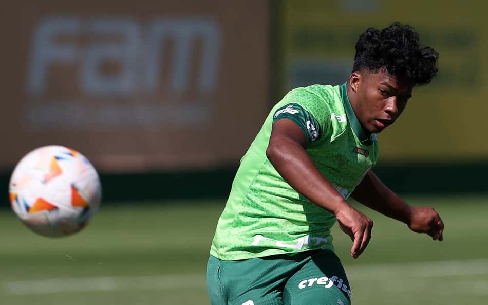 Endrick celebra casa cheia para sua despedida do Palmeiras: 'Será um até logo!'