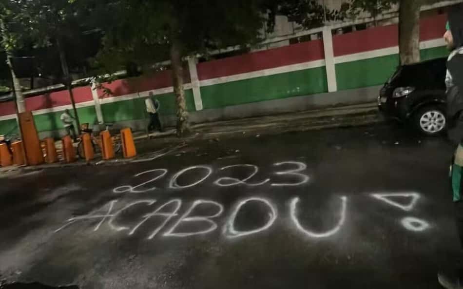 Diniz é alvo de protesto no Fluminense e recebe recado de torcedores