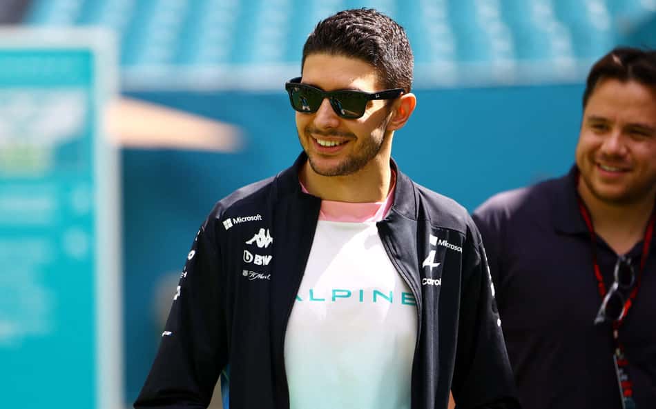 Ocon admite sonho de ficar com vaga de Hamilton na F1 2025: 'Ainda sou da Mercedes'