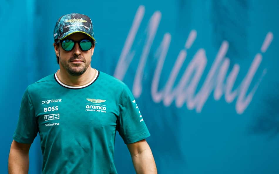 Alonso descarta possibilidade de implosão na Red Bull: 'Geram notícias porque vencem'