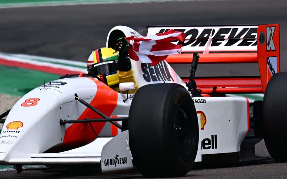 Vettel explica gesto com bandeira austríaca em Ímola: 'Era o que Senna queria fazer'