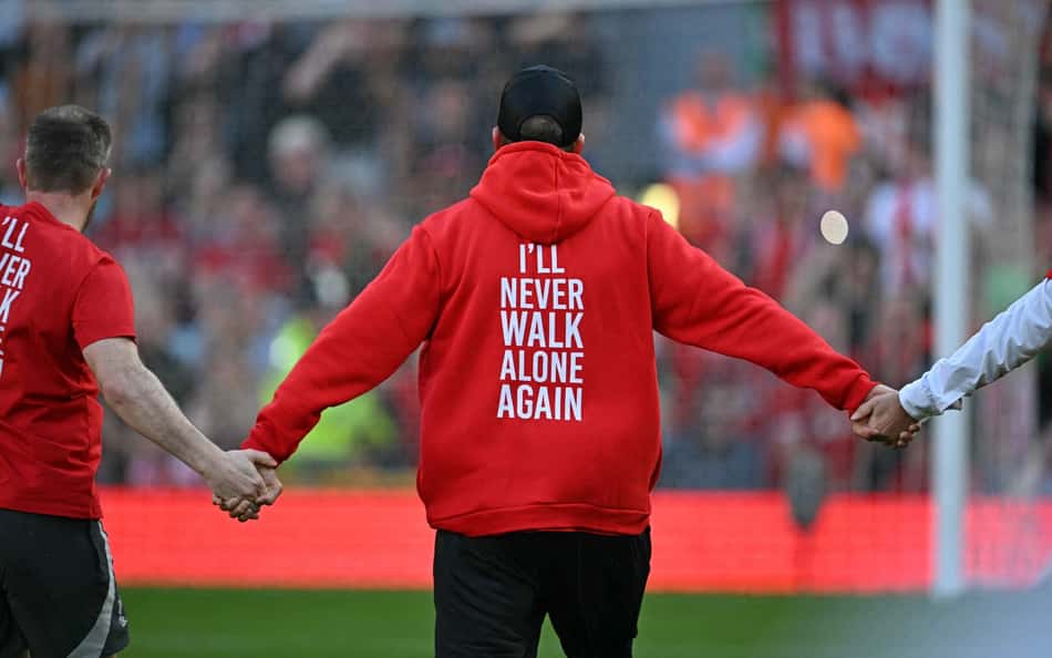VÍDEO: Klopp acompanha último 'You'll Never Walk Alone' com a torcida do Liverpool