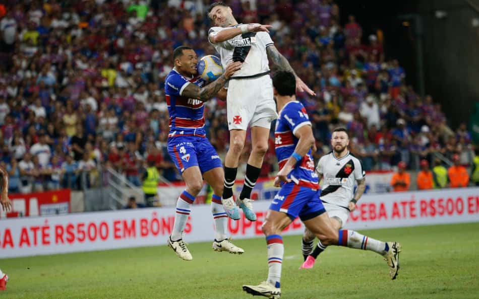 Web dispara contra perseguição da arbitragem com Vegetti, do Vasco: 'Sacanagem'