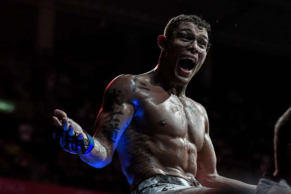 Caio Borralho encara Nassourdine Imavov no UFC Paris (Foto: Thiago Ribeiro/AGIF)
