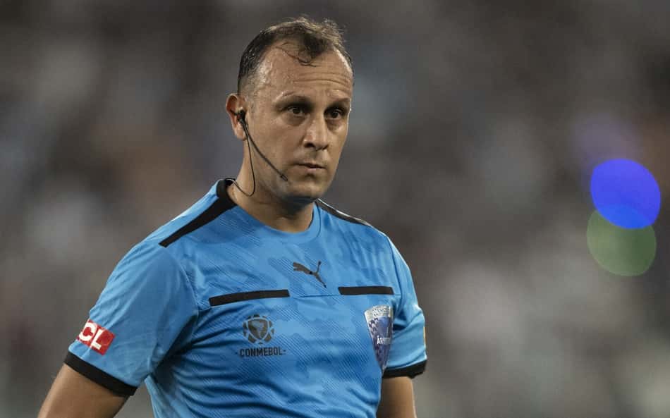 PC Oliveira analisa gol anulado da LDU contra o Botafogo que causou polêmica: 'Muito tempo'