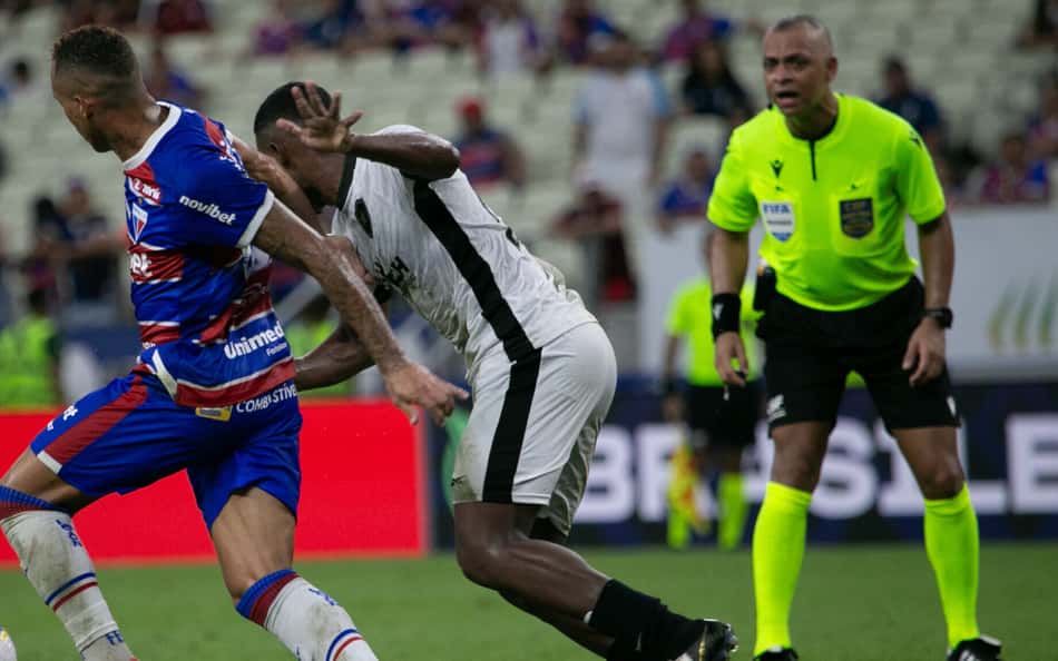 Torcedores do Botafogo detonam arbitragem de Wilton Pereira Sampaio na web: 'Pior do Brasil'