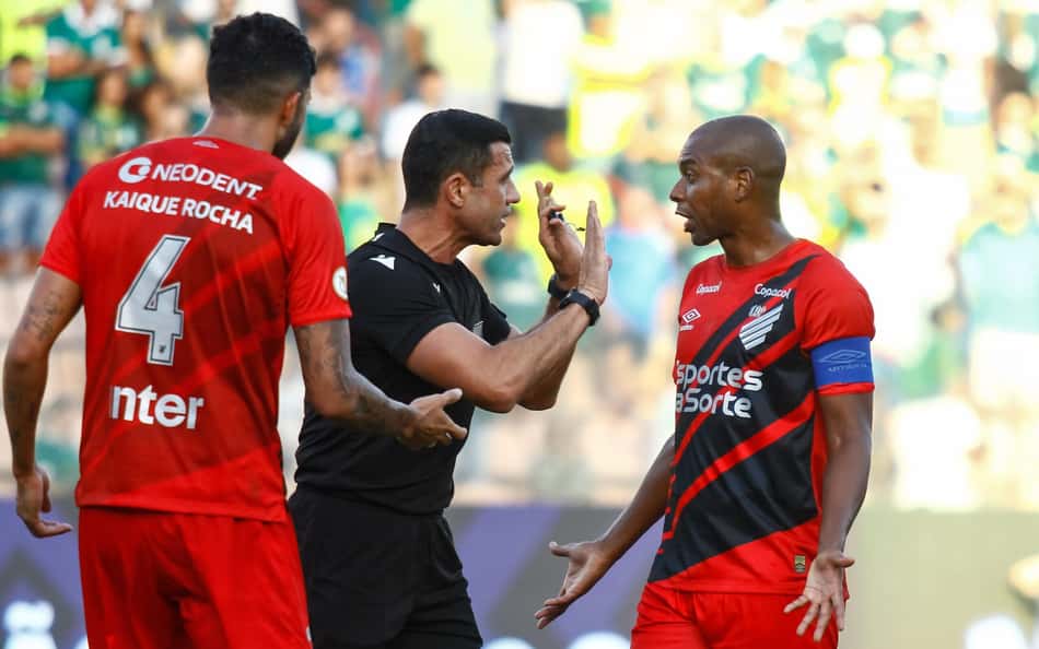 Arbitragem de Bráulio da Silva Machado vira alvo de críticas fortes de jornalistas: 'Dos piores'