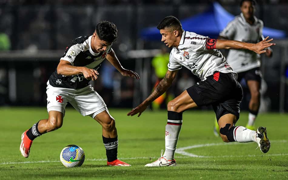 Web se revolta com decisão do VAR em jogo do Vasco: 'Pênalti claríssimo'