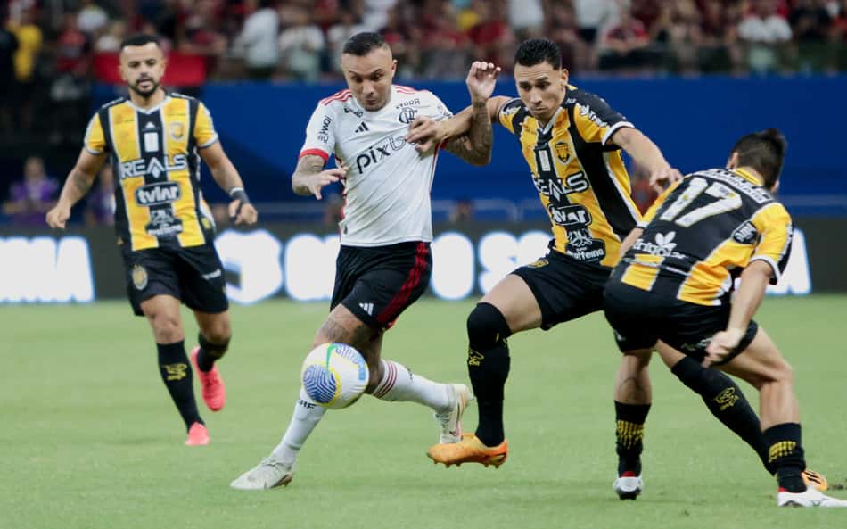 CBF divulga áudio do VAR da partida entre Flamengo e Amazonas: 'Claramente na bola'