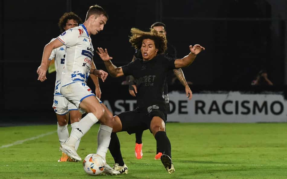 Torcedores do Corinthians detonam opção de António Oliveira por meia: 'Medo de jogar'