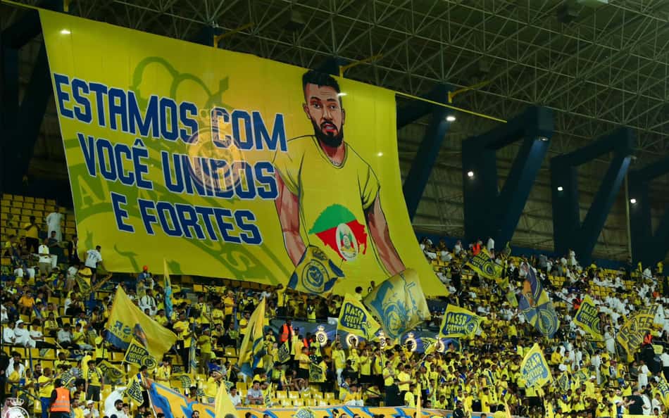 Torcida do Al-Nassr faz bandeirão com rosto de Alex Telles e homenagem para o Rio Grande do Sul: 'Estamos com você'
