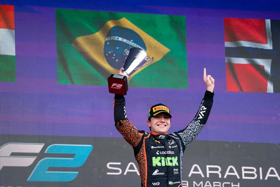 Enzo Fittipaldi-ergue o trofeu no pódio da F2 na Arábia Saudita