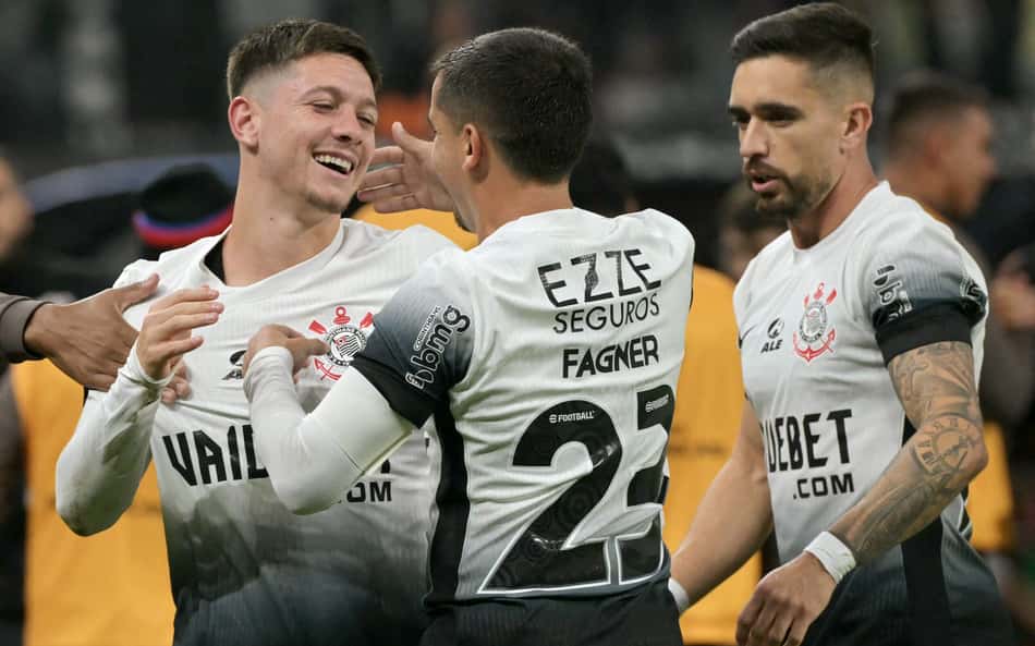 António Oliveira terá que fazer 'sacrifício' para colocar Coronado e Garro juntos no Corinthians