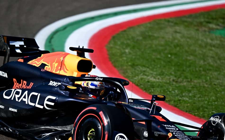 F1: Verstappen frustra torcida da Ferrari e iguala recorde de Senna com pole em Ímola