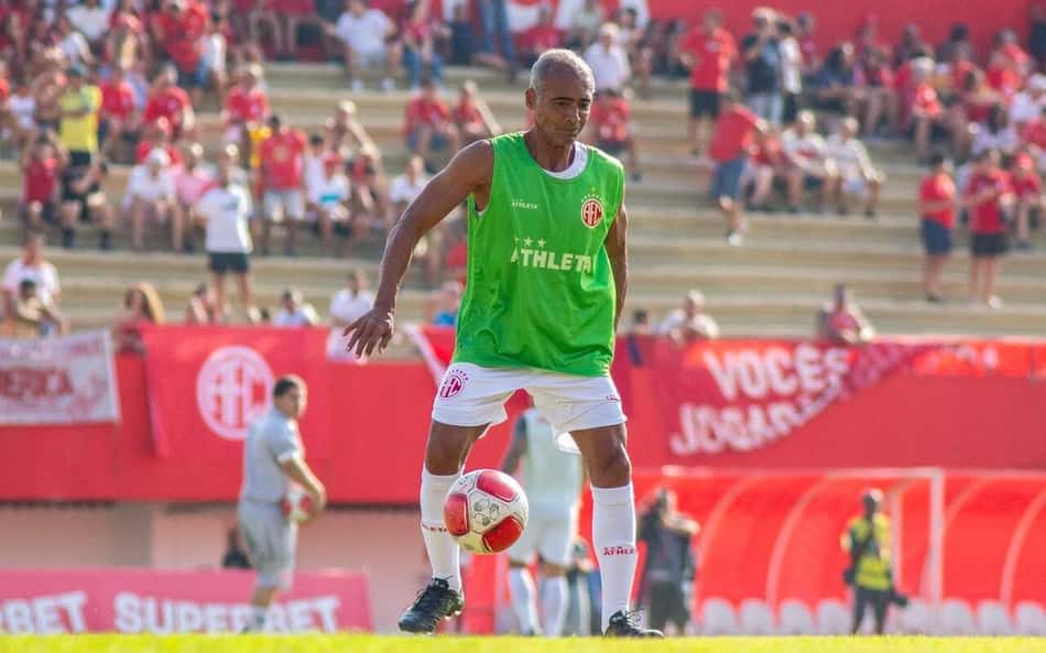 Torcedores se decepcionam com ausência de Romário no jogo do América-RJ: 'Fui tapeado'