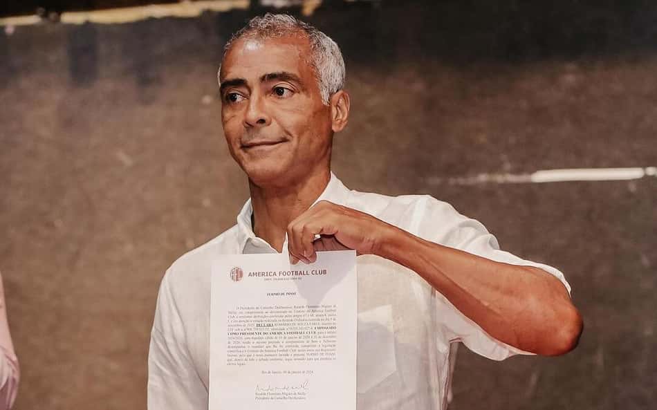 Romário se irrita com pergunta sobre patrocinador e xinga jornalista