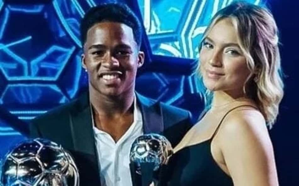 Namorada de Endrick se declara para o jogador e dispara: 'O mundo contra nós'