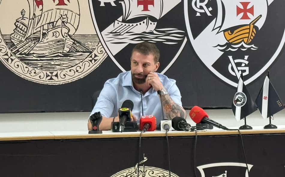 Pedrinho chora e diz: "Nunca foi minha intenção dominar o futebol"; veja vídeo