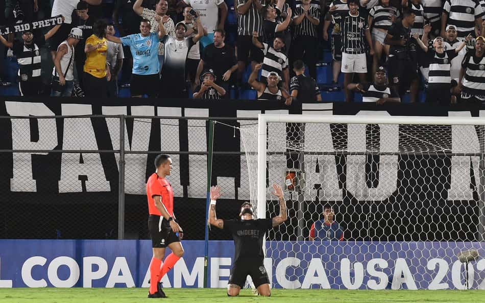 Sem brilho, Corinthians vence o Nacional-PAR e 'respira' na Sul-Americana