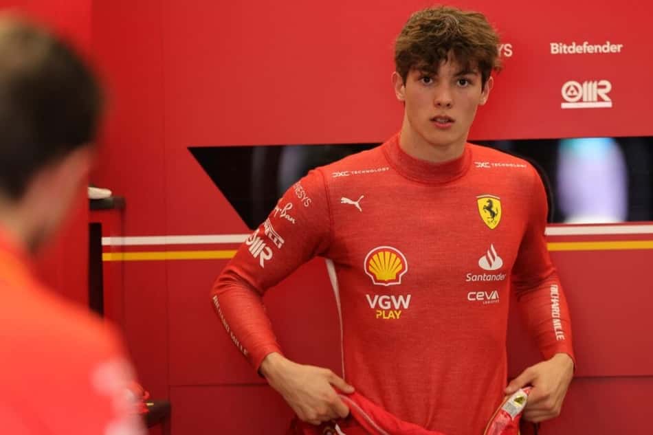 Oliver Bearman na garagem da Ferrari para treino livre da F1