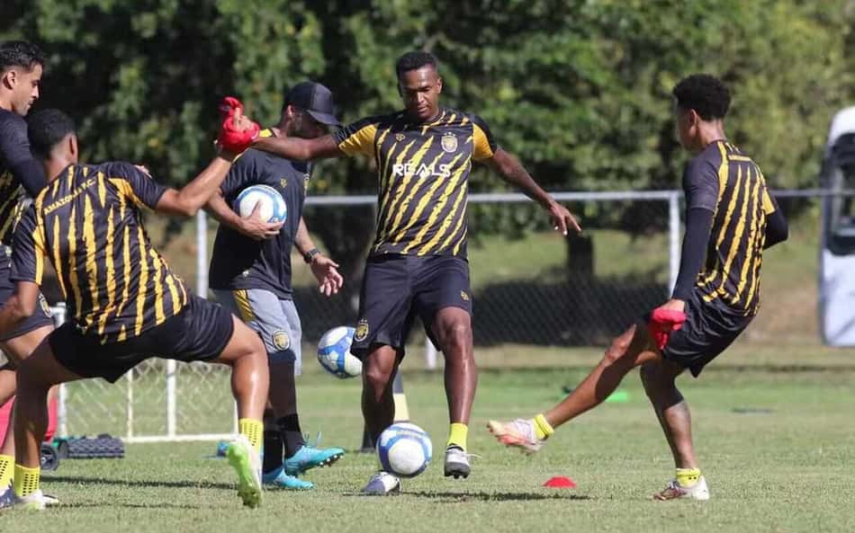 Jô inicia preparação para duelo contra o Santos após deixar cadeia