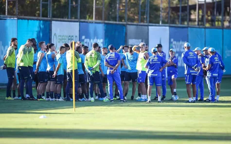 Grêmio retoma atividades em São Paulo após viagem de barco e deslocamento na madrugada