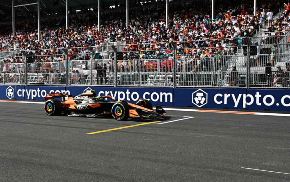 Norris diz que deu 'para relaxar' após relargada em Miami mesmo com Verstappen na cola