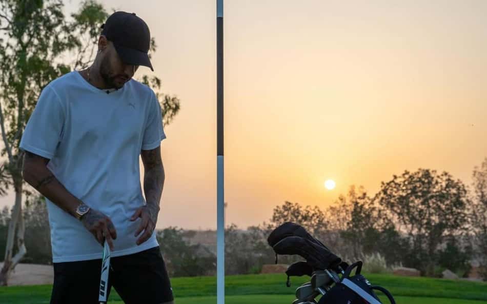 Neymar compartilha registro jogando golfe com conjunto da Puma e tênis especial; veja detalhes do look